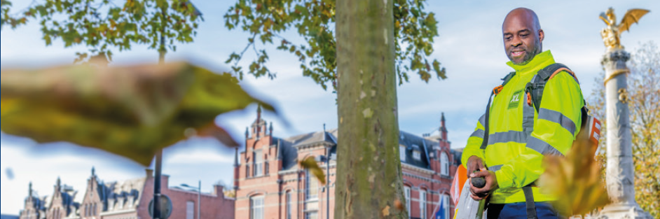 Collega met bladblazer