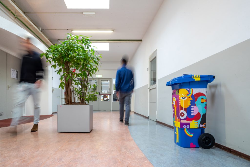 Postcontainer in gang met passerende mensen
