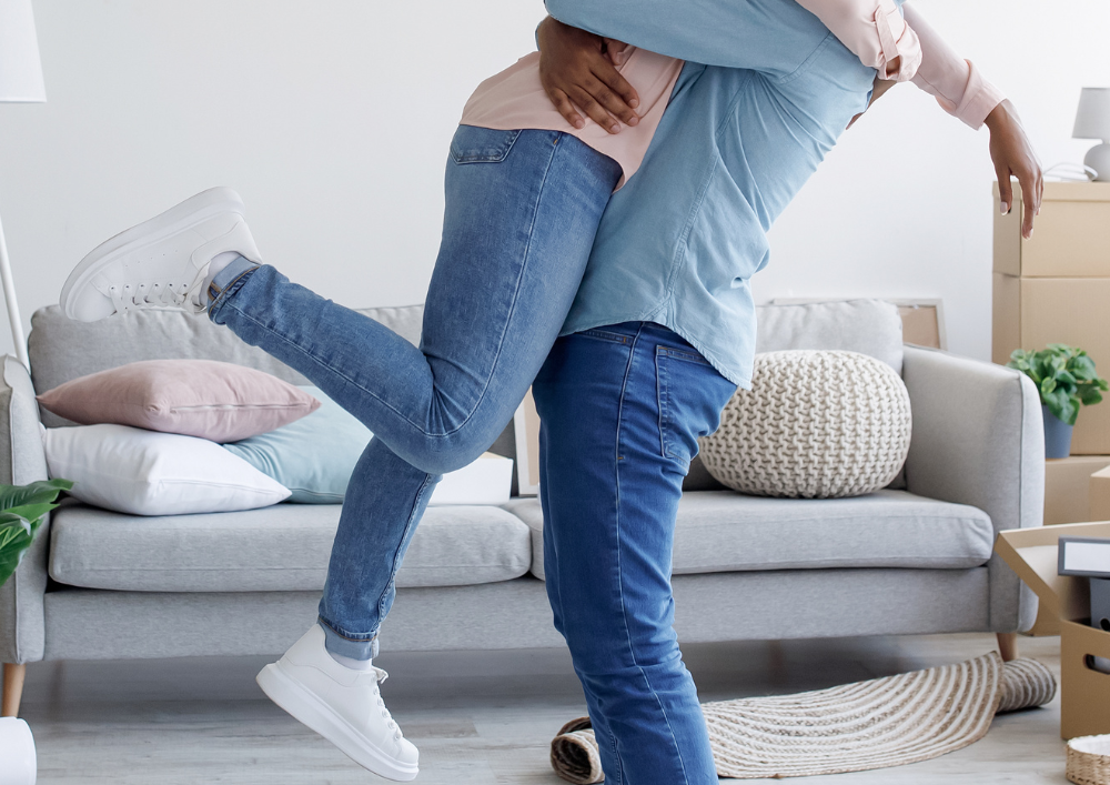 2 mensen die gaan samenwonen houden elkaar vast