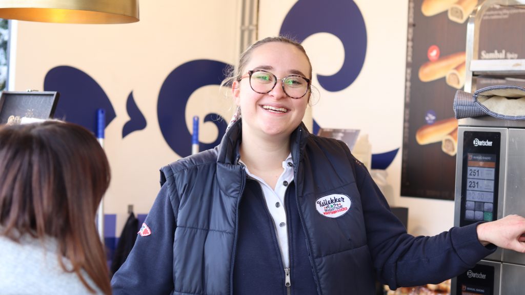 Veronique van Keilekker Brabantsche Worstenbroodjes poseert bij de oven in de kraam op de Winter Efteling